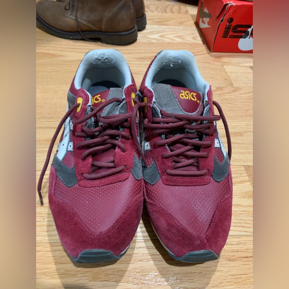 Asics Unisex Gel-Saga Red (actually looks more maroon) US Mens Size 8.5